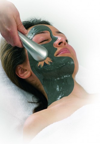 Illustratie: foto van een mevrouw die een antiTOX behandeling van Deynique ondergaat. Op de foto wordt de emulsie verwijderd van het gezicht van de vrouw.